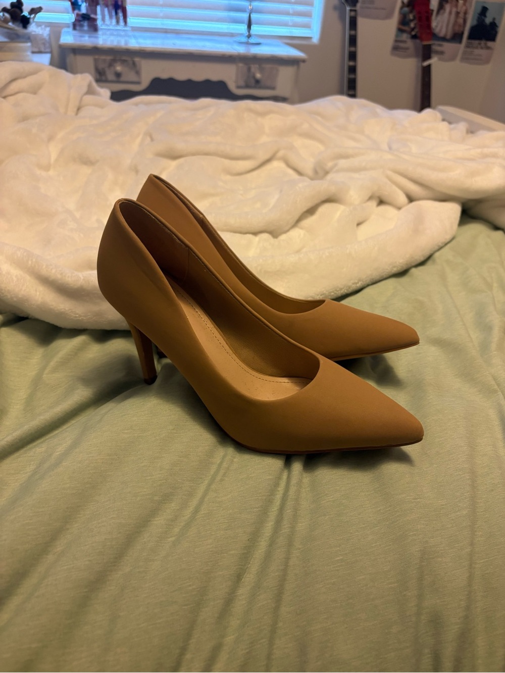 TOP Moda Pointed-Toe Pumps in Camel